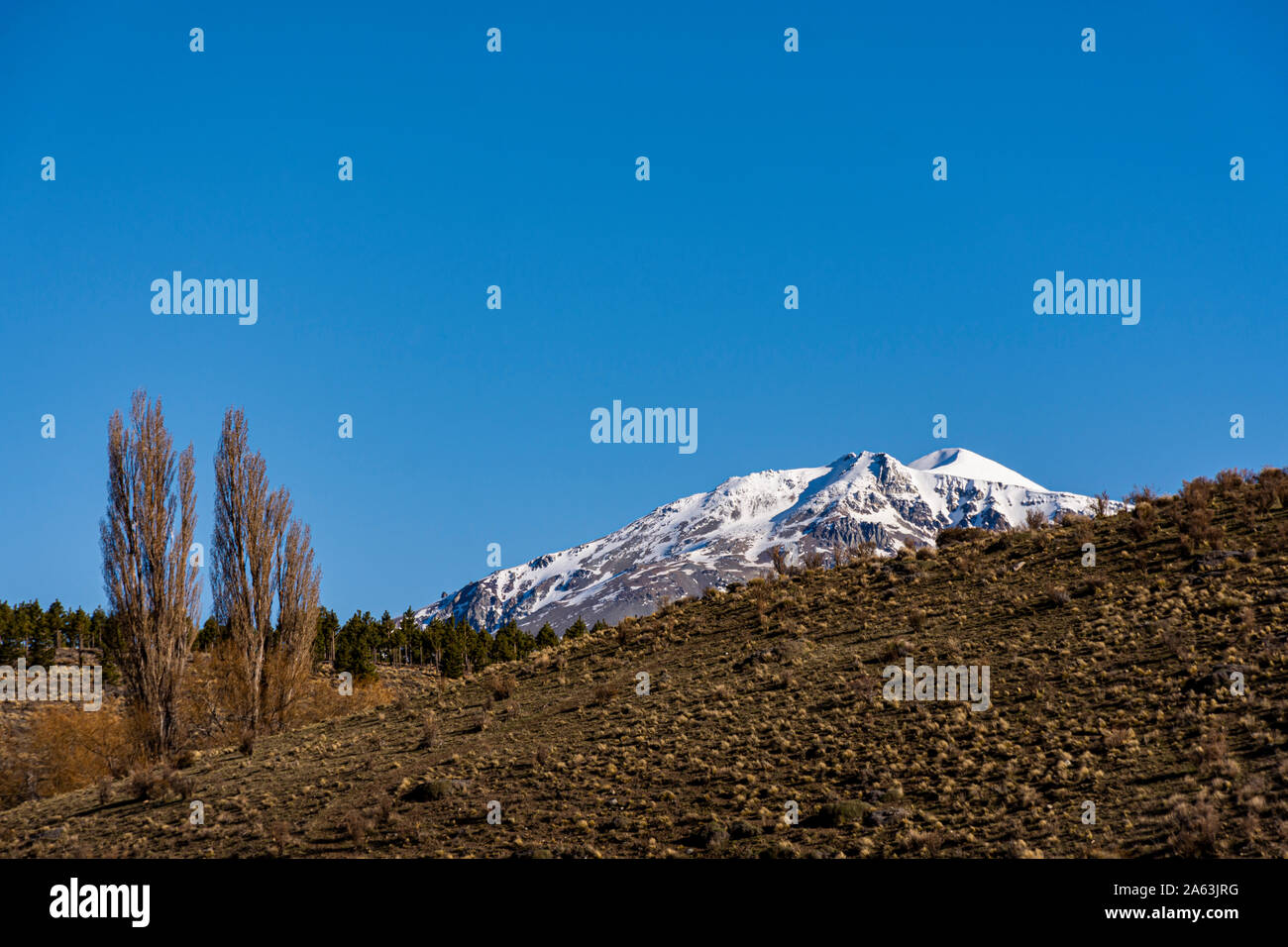 Andes montagna ricoperte di neve sotto il cielo chiaro durante la stagione primavera Foto Stock