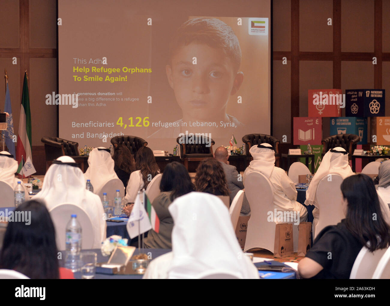 Kuwait City in Kuwait. 23 Ott, 2019. I partecipanti frequentano un forum umanitario in Kuwait City, Kuwait, su Ott. 23, 2019. L Alto Commissario delle Nazioni Unite per i Rifugiati (ACNUR) svoltosi mercoledì un forum umanitario in Kuwait. La manifestazione mira a evidenziare il ruolo del settore privato nel sostenere la risposta umanitaria sforzi per lo spostamento delle crisi in tutto il mondo, lo scambio di idee e di discutere le soluzioni sostenibili, con la partecipazione di esperti locali ed internazionali. Credito: Asad/Xinhua/Alamy Live News Foto Stock