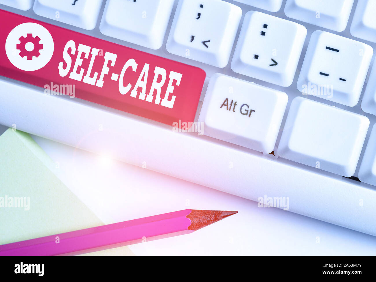 Parola di scrittura di testo Self Care. Business photo presentazione pratica di intraprendere azioni per conservare o migliorare la propria salute White tastiera PC con vuoto n Foto Stock