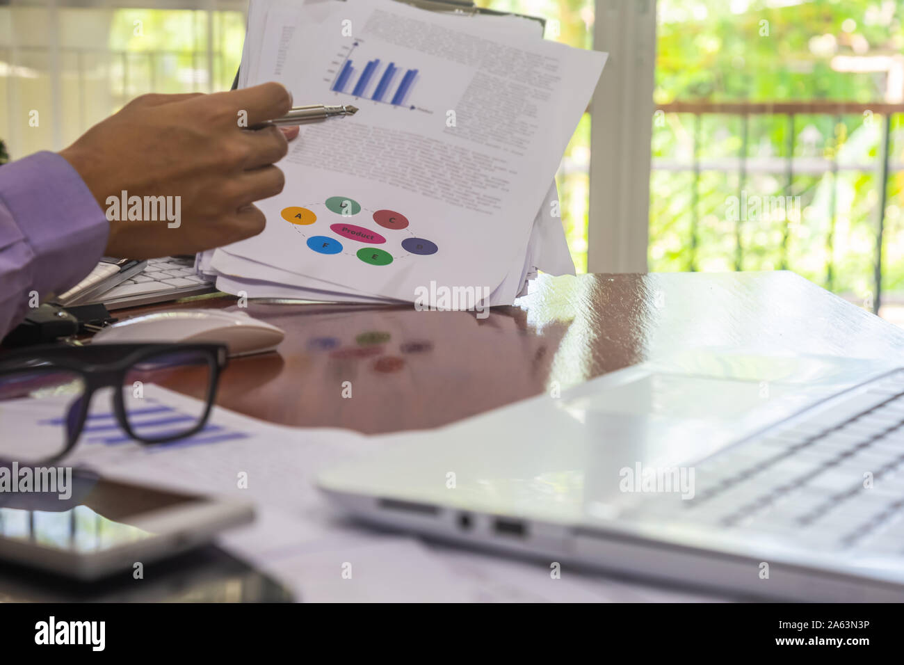 Imprenditore o contabile che lavora sulla calcolatrice per calcolare i dati aziendali concetto. Contabilità,investment advisor consulting situazione del financia Foto Stock