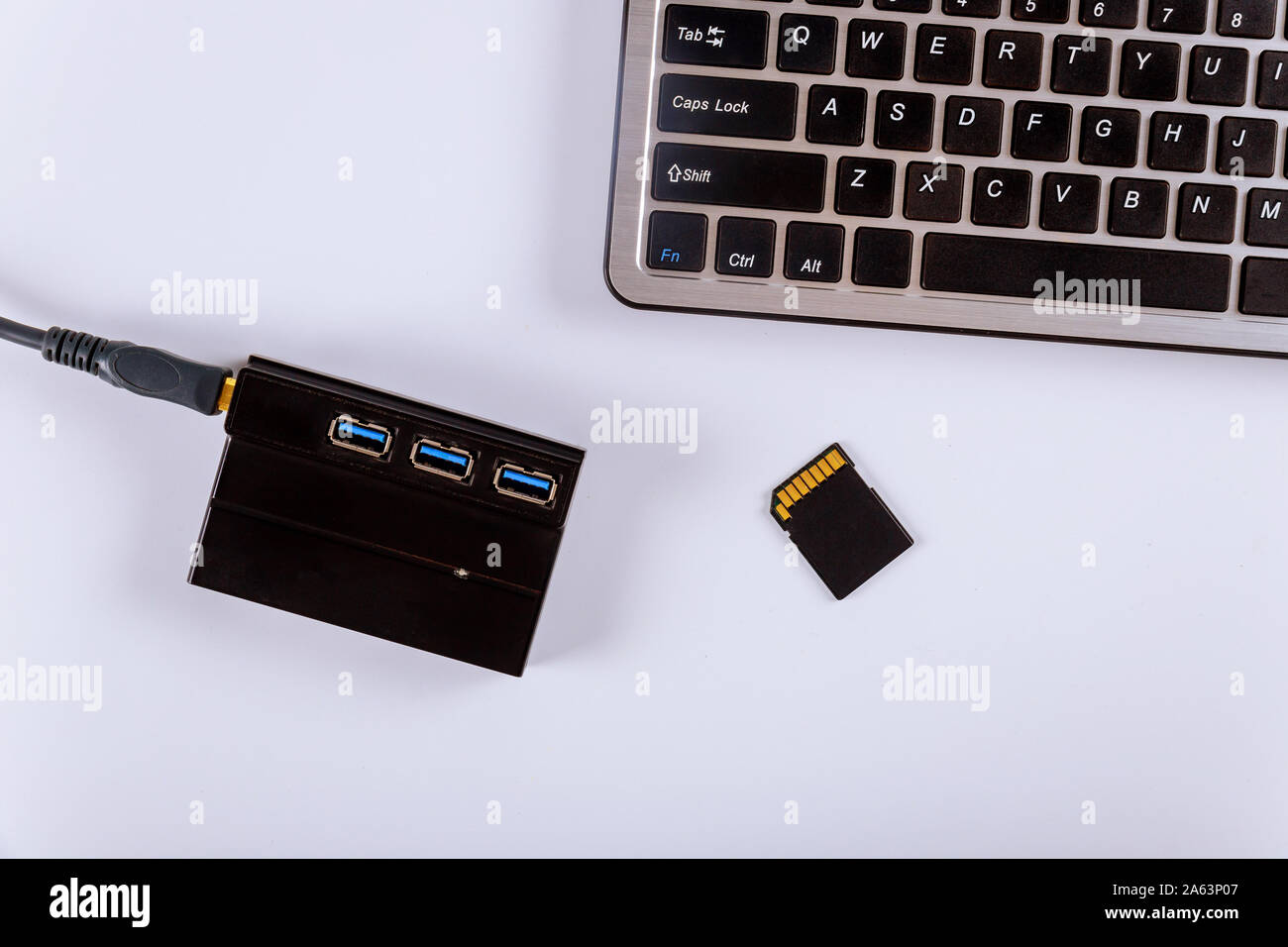 Workplace fotografo copia di foto dalla memoria SD card per computer portatile Foto Stock