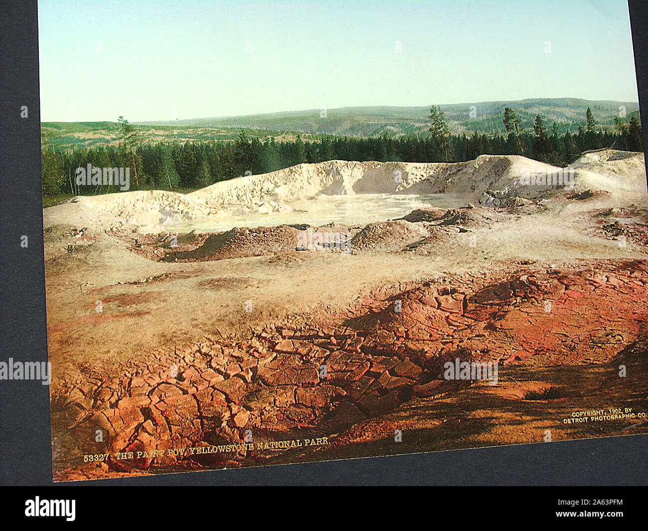 Nizza e vintage album contenente primi stile Photochrom colorizzato fotografie del Parco Nazionale di Yellowstone. Foto Stock