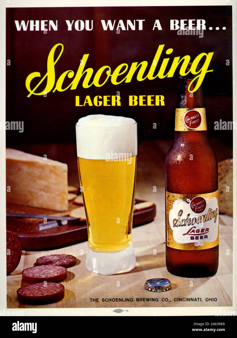 Anni sessanta era la pubblicità a mezzo stampa per la birra utilizzando ancora la vita la fotografia per creare appello per il prodotto. Foto Stock