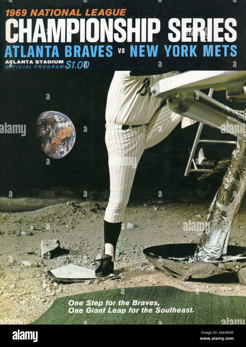 La copertura per il programma di Major League Baseball's 1969 Lega Nazionale campionato di serie tra i New York Mets e Atlanta Braves commemora il primo presidiato di sbarco sulla luna prima che l'anno. Il Mets battere il Braves e avanzate per la World Series dove hanno sconfitto il Baltimore Orioles a diventare mondiali. Foto Stock