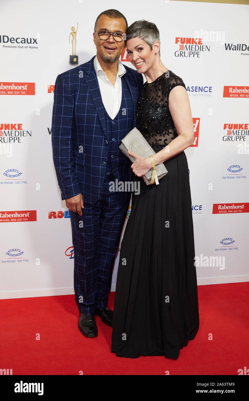 Amburgo, Germania. 23 Ott, 2019. Cheryl Shepard, attrice, e suo marito Nikolaus Okonkwo vieni al Funke Media del Gruppo 'Golden immagine della donna" cerimonia di premiazione. Credito: Georg Wendt/dpa/Alamy Live News Foto Stock