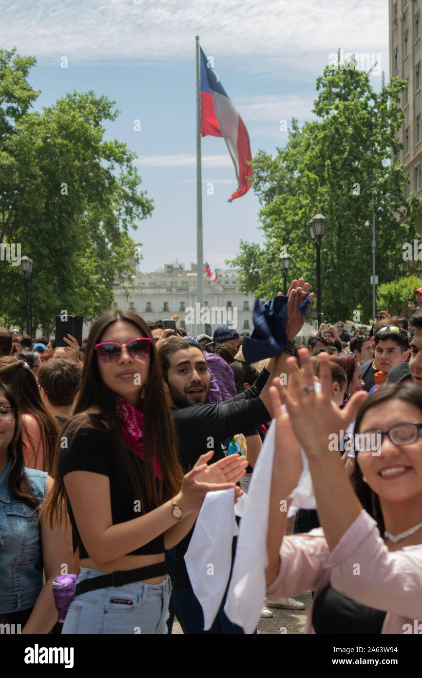 Dimostrazione pacifica a Paseo Bulnes, Santiago del Cile, 2019. Foto Stock