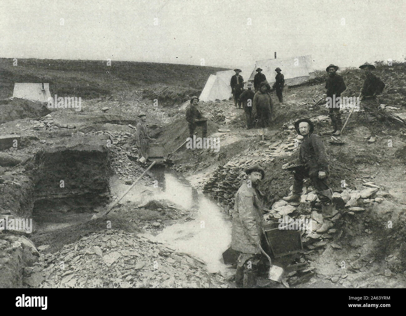 I bilancieri sul lavoro - La più primitiva metodo di estrazione dell'oro. Nome, Alaska, circa 1900 Foto Stock