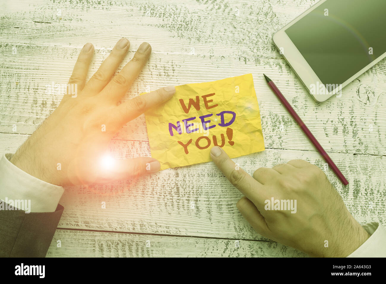 Parola di scrittura di testo abbiamo bisogno di voi. Business photo vetrina per soddisfare le esigenze del dovere di assegnazione o obbligo tenere in mano nota la carta vicino a scrivere e Foto Stock