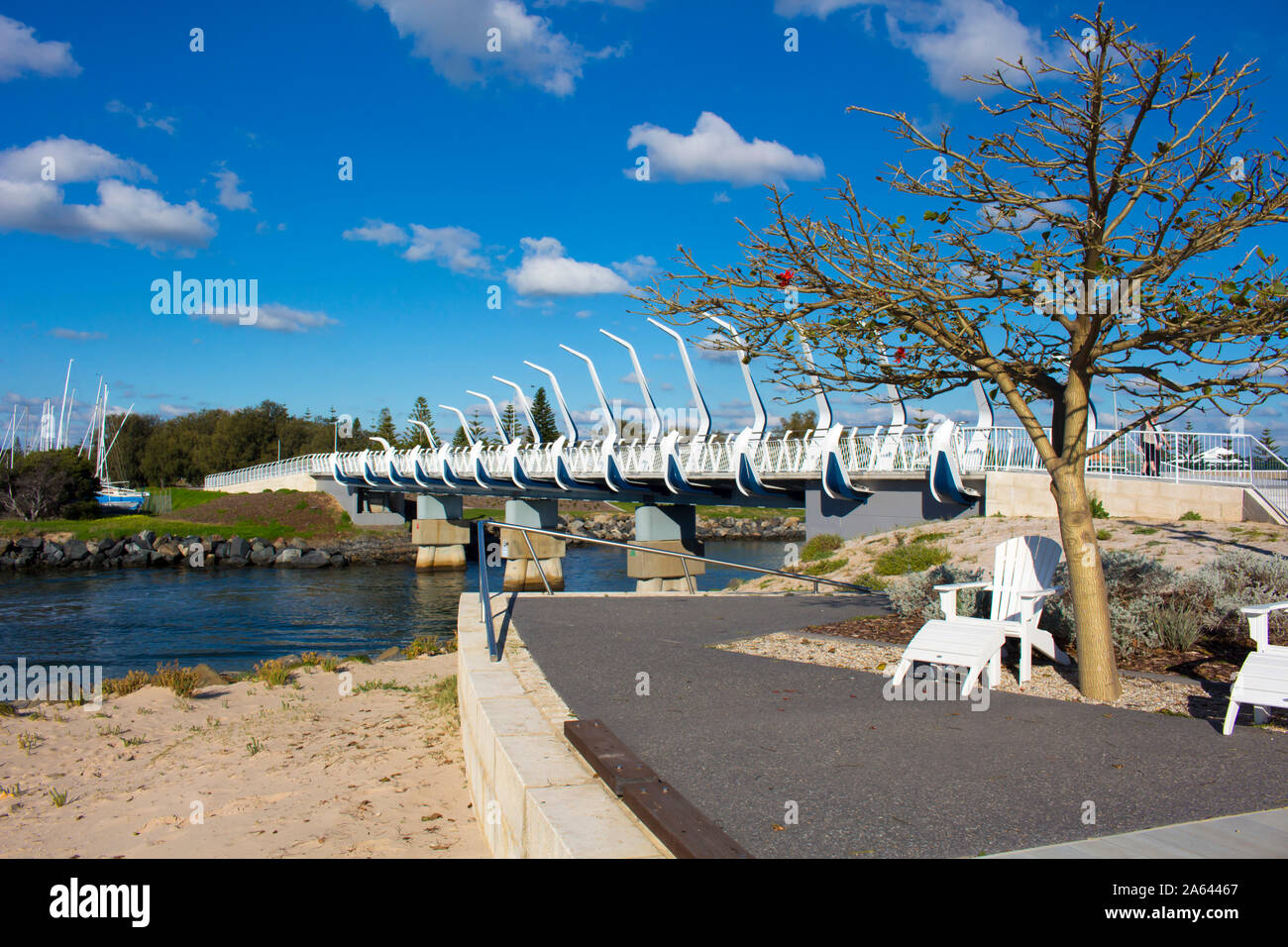 Approccio alla nuova curva della baia Koombana passerella in Bunbury, Western Australia con il suo tema marittimo rafforza l importanza dell acqua anteriore. Foto Stock