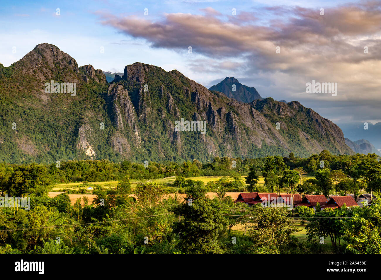 La prospettiva delle montagne e delle valli in Laos. Vista la natura  intorno a Vang Vieng, Provincia di Vientiane Foto stock - Alamy
