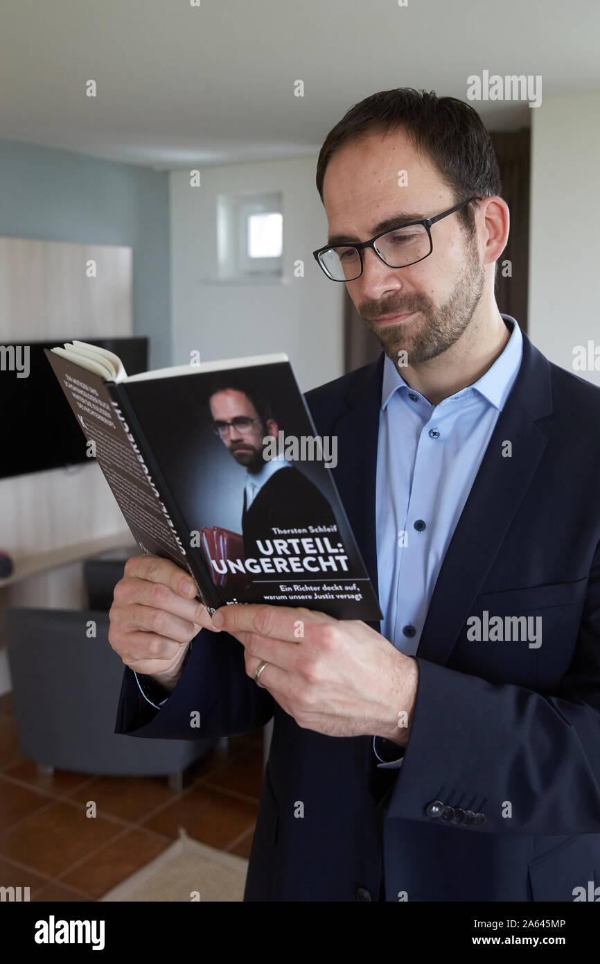 Cochem, Germania. 22 ottobre, 2019. Il giudice distrettuale Thorsten Schleif ha pubblicato un libro intitolato "Urteil ungerecht' ('sentenza ingiusta'). In essa egli accusa la giustizia di guasto. (Zu dpa: la contabilità: Giudice accusa la giustizia di guasto). Credito: Thomas Frey/dpa/Alamy Live News Foto Stock