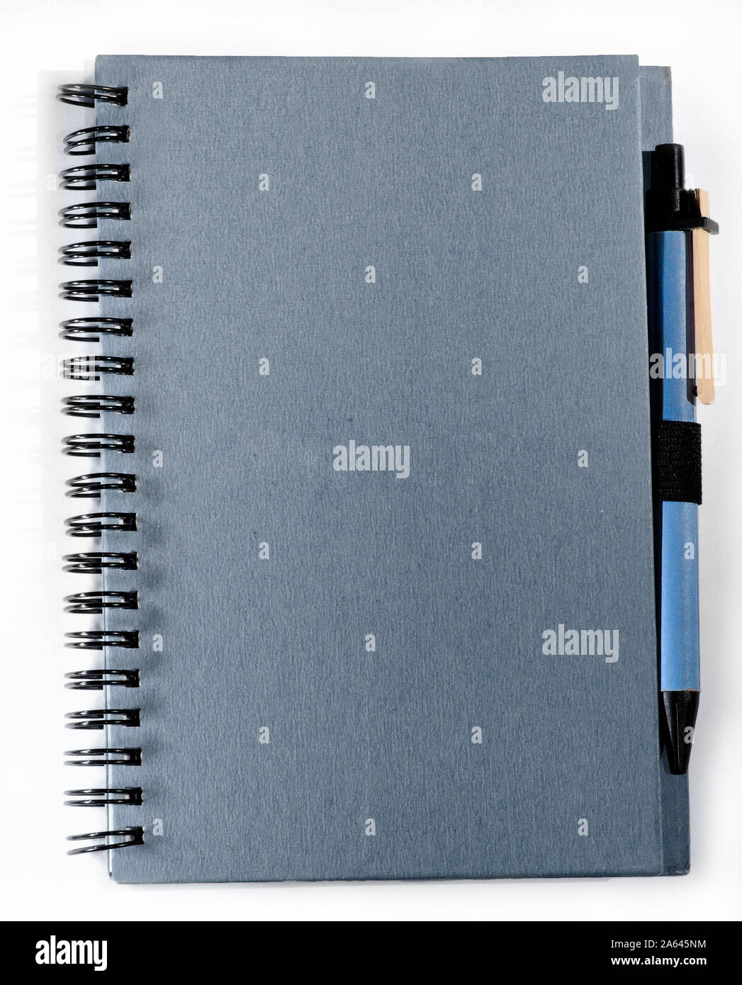 Rilegato a spirale notebook con penna allegata, isolato su bianco. Foto Stock