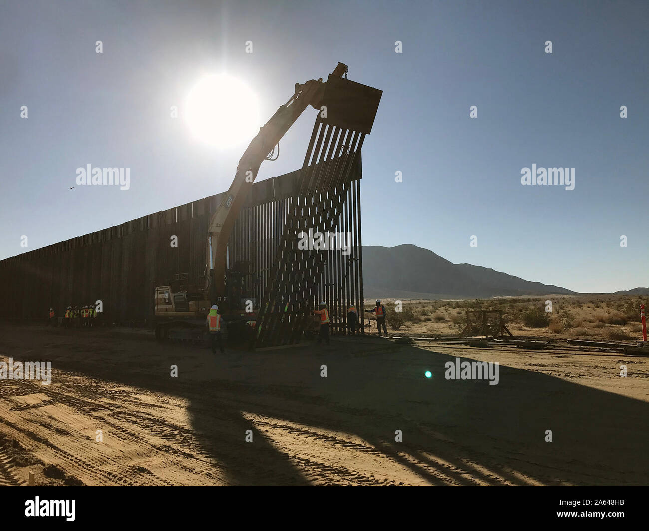 Stati Uniti Esercito di ingegneri Task Force appaltatori barriera installare pannello di barriera a Yuma 1 sito del progetto, vicino a Yuma, Ariz. Questi progetti sono in corso di esecuzione da USACE, come diretto attraverso gli Stati Uniti Esercito dal Segretario della Difesa, in risposta al Dipartimento di Sicurezza della richiesta di assistenza per proteggere gli Stati Uniti frontiera meridionale bloccando i trafficanti di droga nei corridoi attraverso la costruzione di strade e di recinti, e l'installazione dei dispositivi di illuminazione sotto il titolo 10, Sezione 284 DEGLI STATI UNITI Codice. E DoD USACE sono esecuzione di questi progetti a sostegno degli Stati Uniti Dogane e Borde Foto Stock