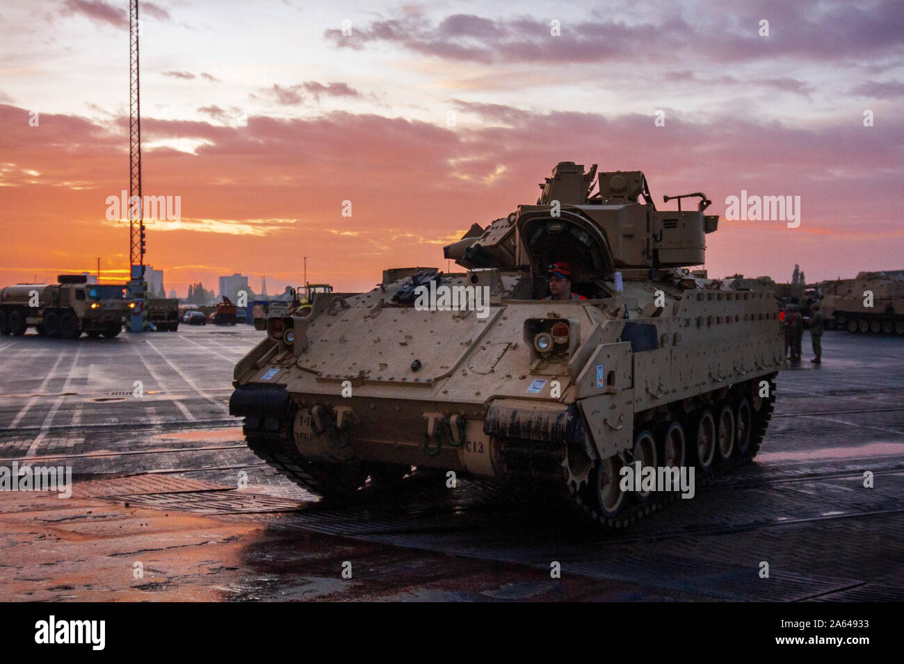 Un esercito M113 personale blindato portante è caricato su un roll-on roll-off Carrier (roll on-roll off) nave nel porto di Bremerhaven, Germania dal 18 ottobre 2019. Big Red One soldati sono state distribuite in tutta Europa orientale per gli ultimi nove mesi come una forza di rotazione a sostegno degli Stati Uniti Esercito Europa atlantico e risolvere. (U.S. Esercito foto di Sgt. Thomas Mort) Foto Stock