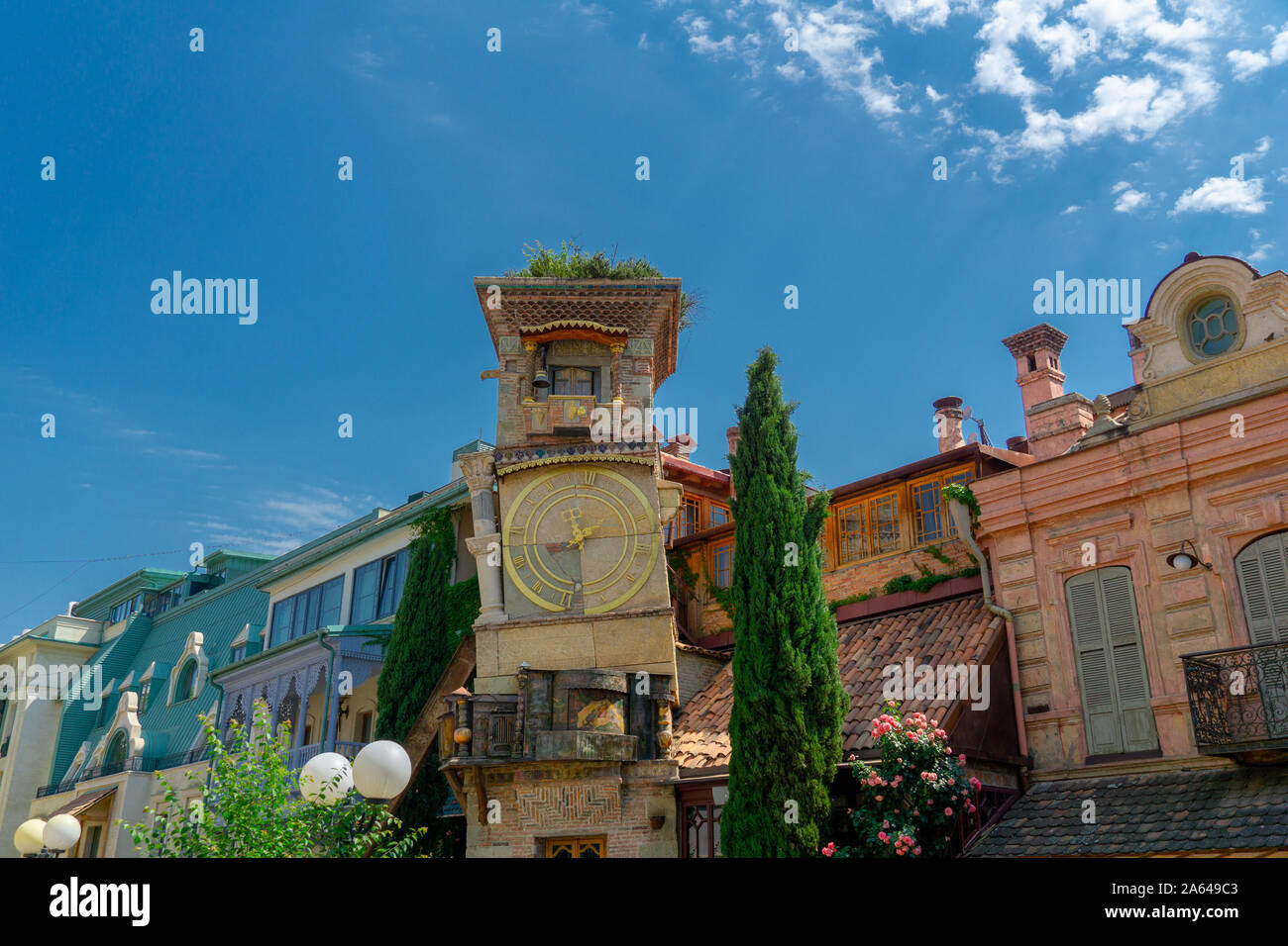 Torre dell'orologio sul teatro Gabriadze a Tbilisi, Georgia Foto Stock