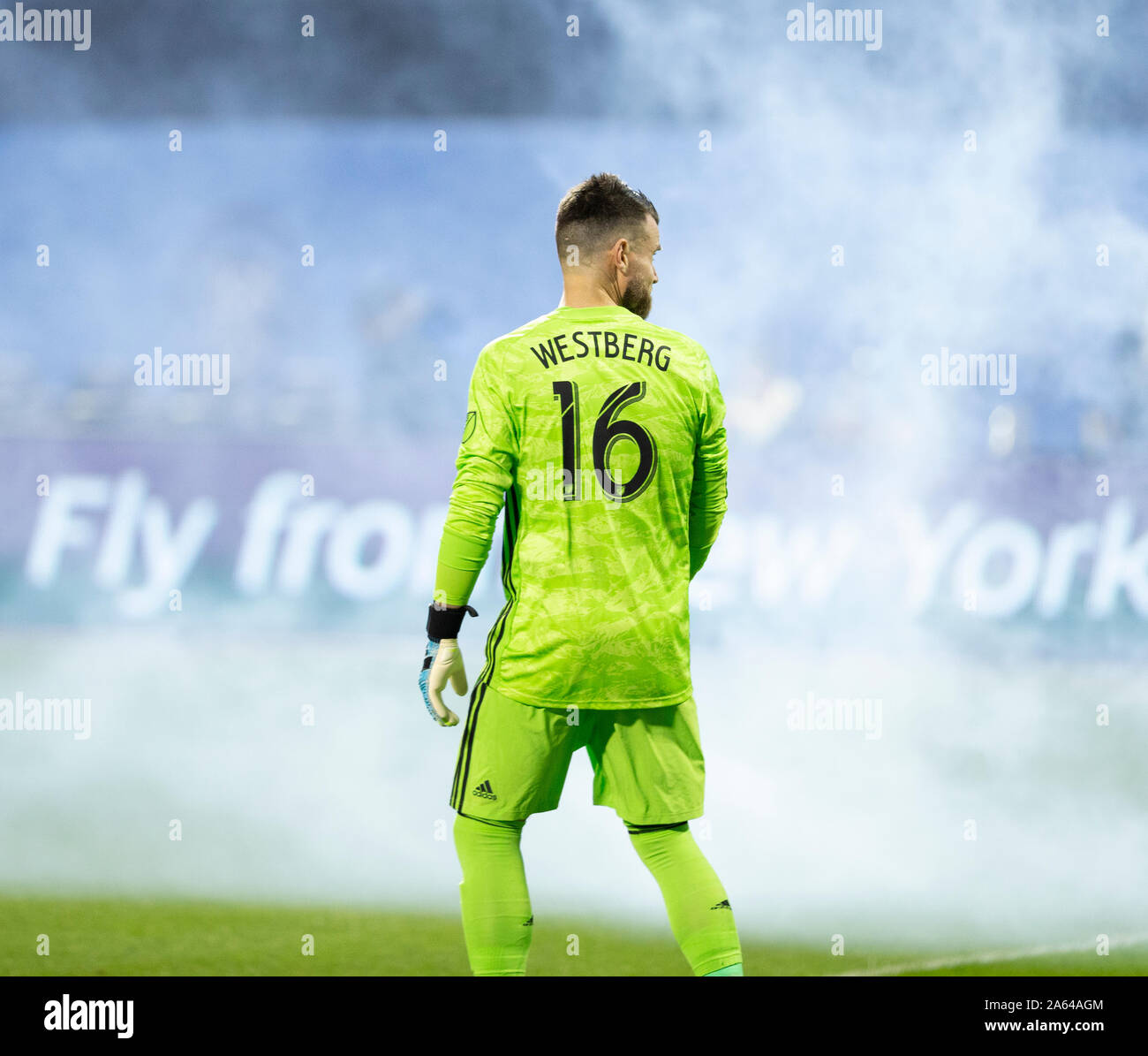 New York, NY - 23 Ottobre 2019: il portiere Quentin Westberg (16) di Toronto FC mostrata attraverso lo smog durante il congresso orientale MLS Audi Cup Semifinal contro NYCFC al Citi Field Toronto FC ha vinto 2 - 1 Foto Stock