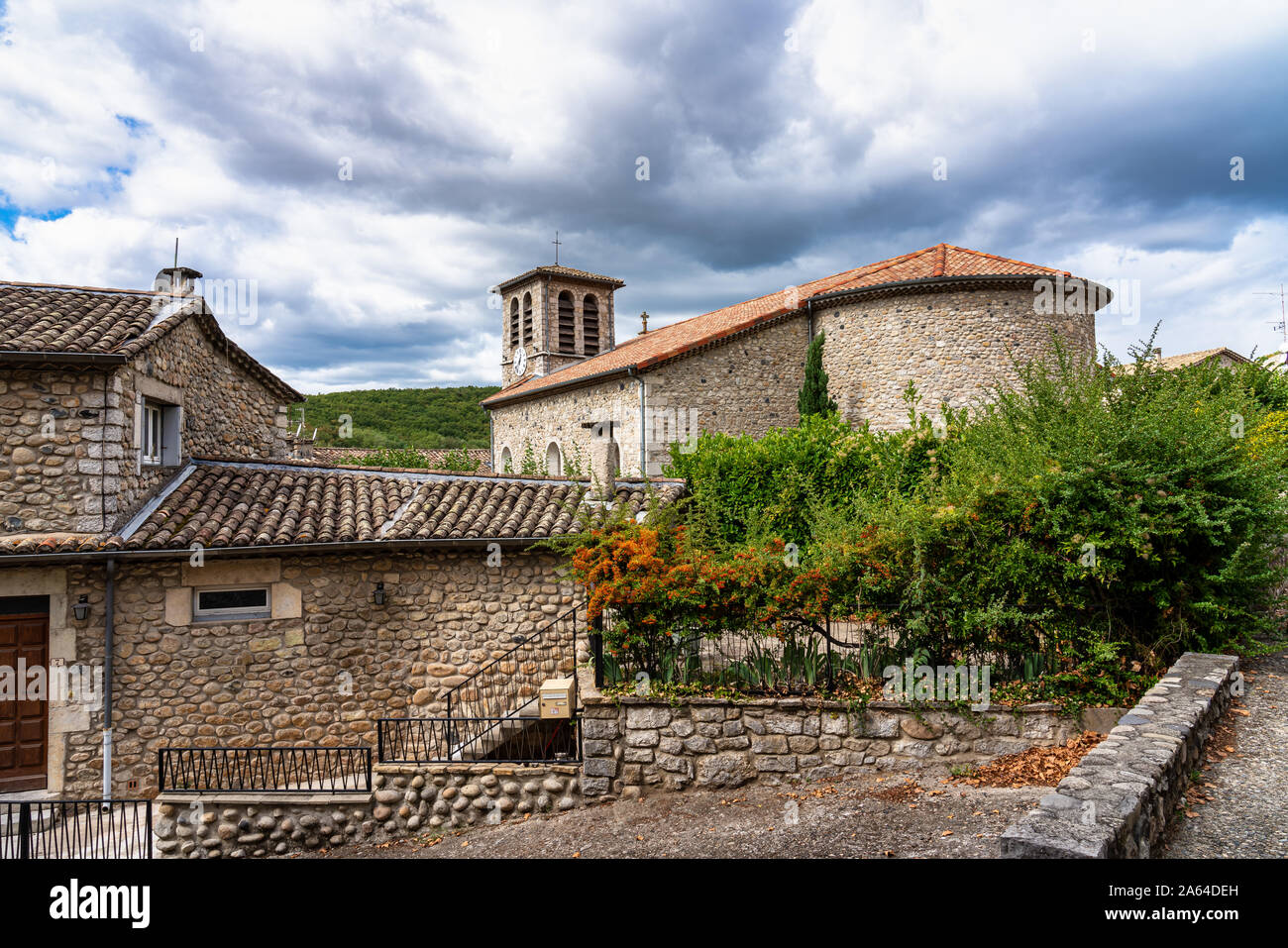 Castello di pietra nella città medievale di Vogue in Ardeche, Francia meridionale Foto Stock