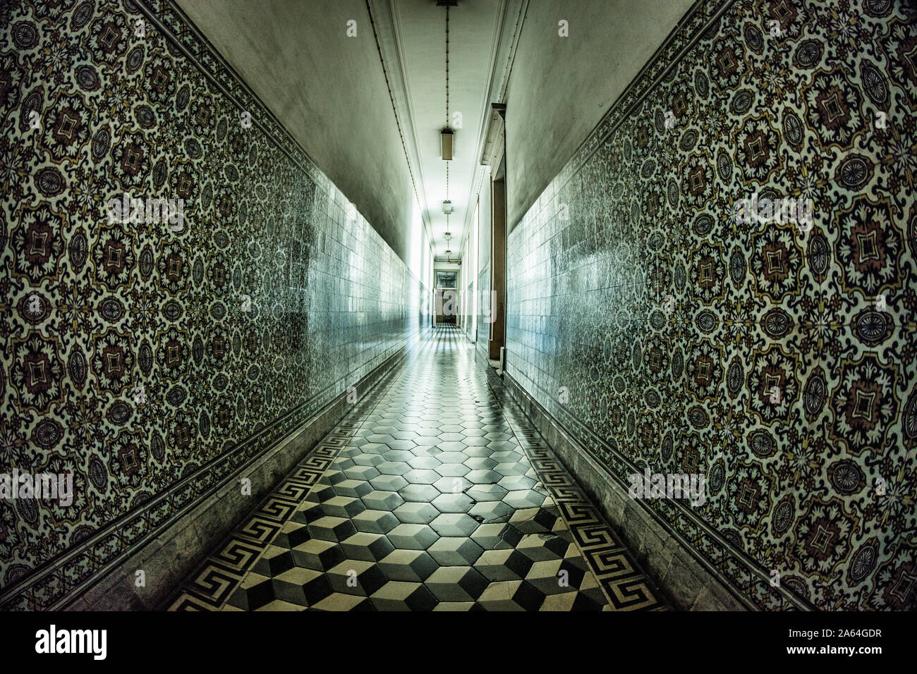 Piastrellate vertiginosa lungo corridoio all'Università di Coimbra Medical School Foto Stock