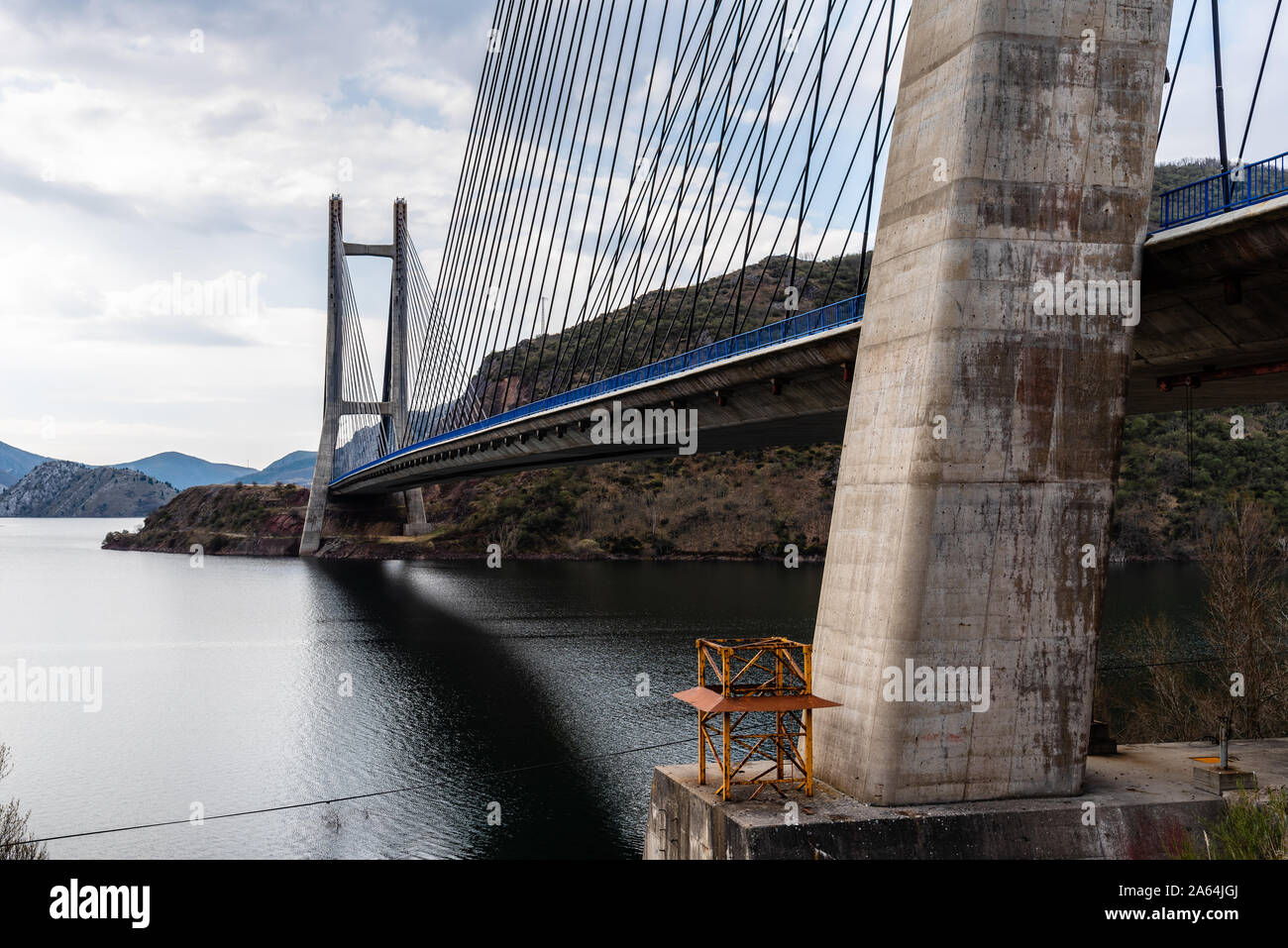 Sospensione moderno ponte attraverso il serbatoio a Los Barrios De Luna in Castiglia e Leon, Spagna. Foto Stock