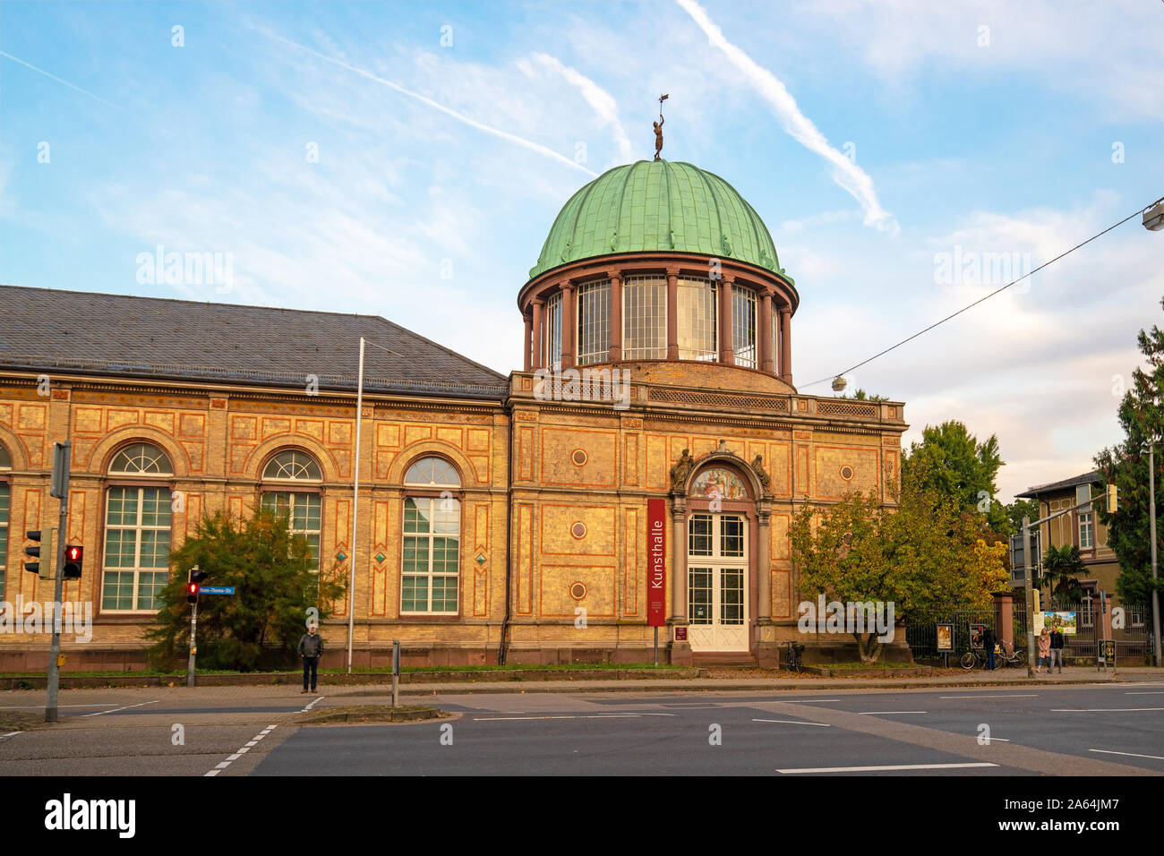 Karlsruhe, Germania - Ottobre 2019: al di fuori del centro storico di edificio neoclassico di galleria d'Arte Moderna Museo arte chiamata 'Staatliche Kunsthalle" Foto Stock
