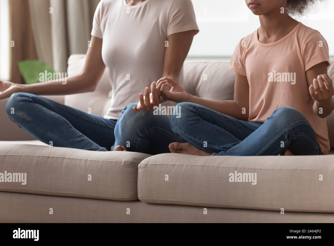Calma African American mom meditando con la figlia Foto Stock