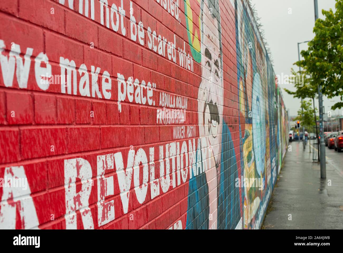 Murale, politico graffiti sul muro nella parte occidentale di Belfast, Belfast, County Antrim, Irlanda del Nord, Regno Unito Foto Stock