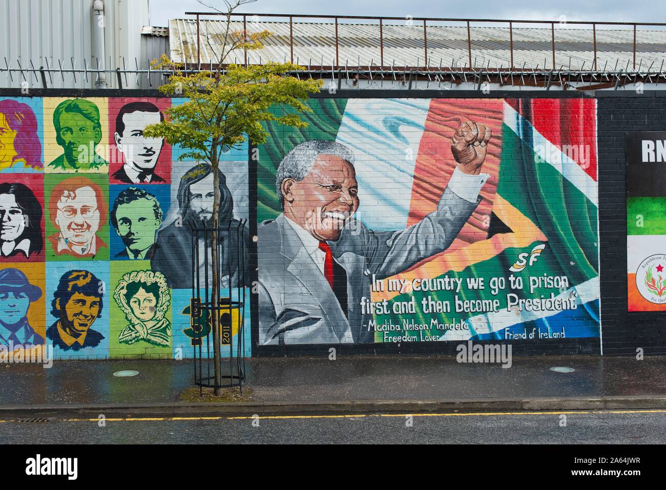 Murale, politico graffiti sul muro nella parte occidentale di Belfast, Belfast, County Antrim, Irlanda del Nord, Regno Unito Foto Stock