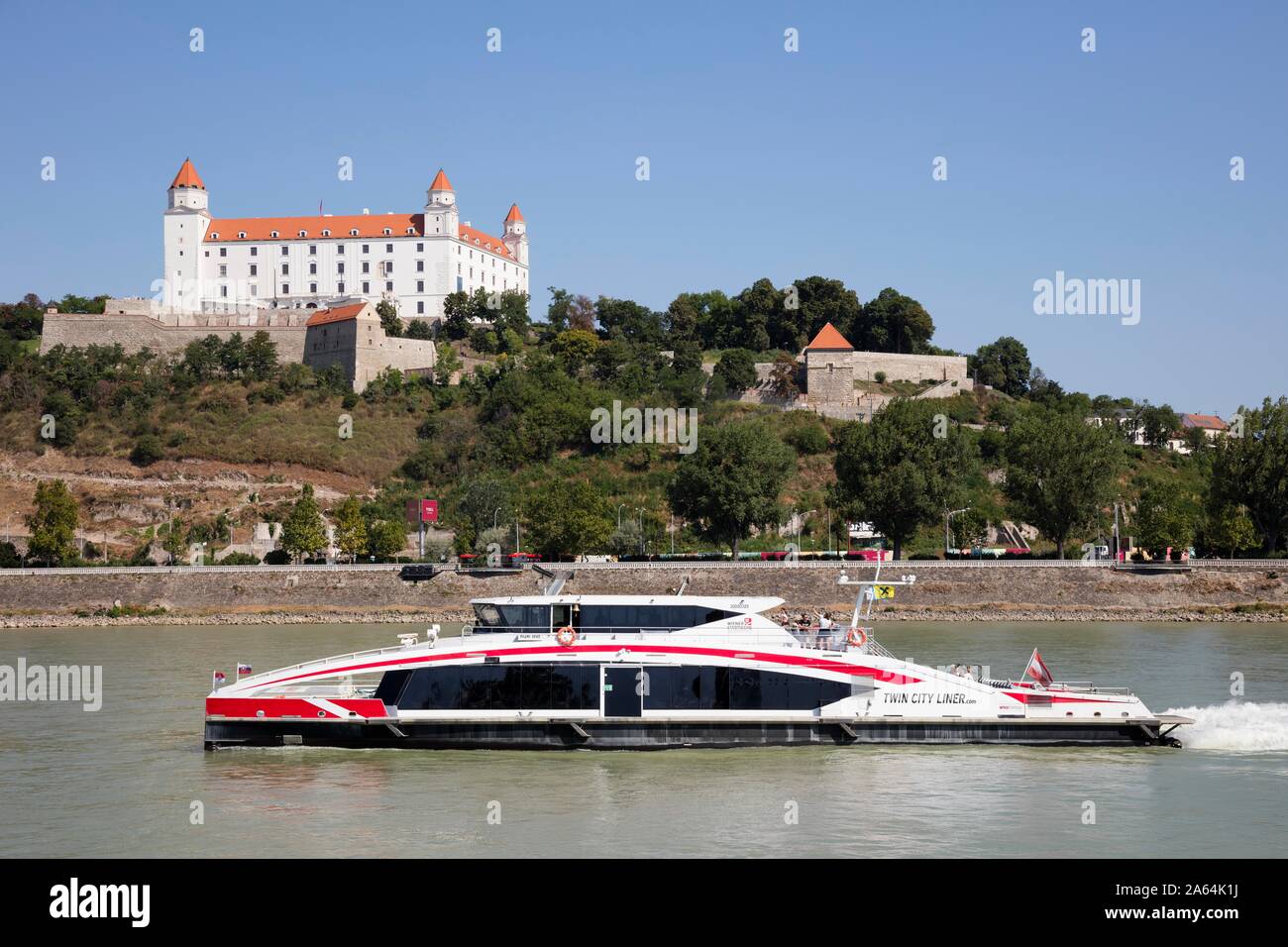 Twin City Liner sul Danubio, dietro il castello di Bratislava, Bratislava, Slovacchia Foto Stock