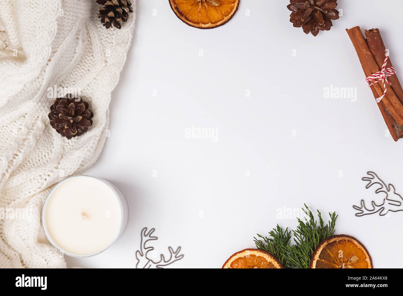 Creative telaio invernale con maglia maglione, pigne, asciugare le arance e altri oggetti Foto Stock