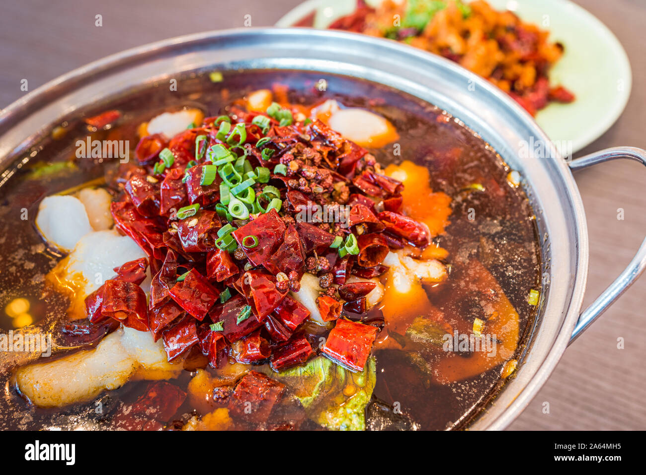 Asia, Cina cibo. Il Szechuan acqua bollita piccante di pesce fresco. Pollo fritto piatto di lato. Chengdu Chongqing hotpot cibo culinario. Foto Stock