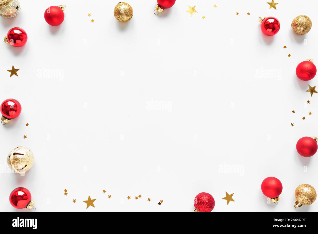 Sfondo di natale con oro e rosso sfere festosa e stelle, isolato su sfondo bianco, copia dello spazio. Natale piatti creativi laico, concetto con Foto Stock