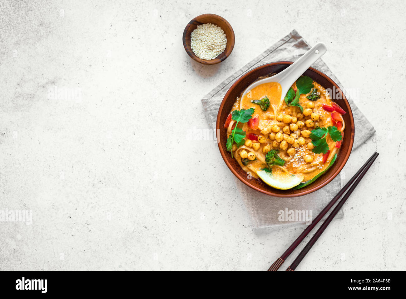 Ceci zuppa Laksa. Vegetali laksa noodle soup su sfondo bianco, vista dall'alto, copia dello spazio. Asian vegano malese cibo vegetariano. Foto Stock