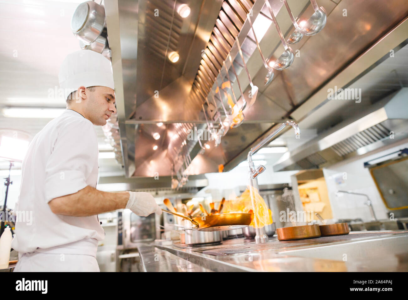 Cuocere i cuochi in un ristorante Foto Stock