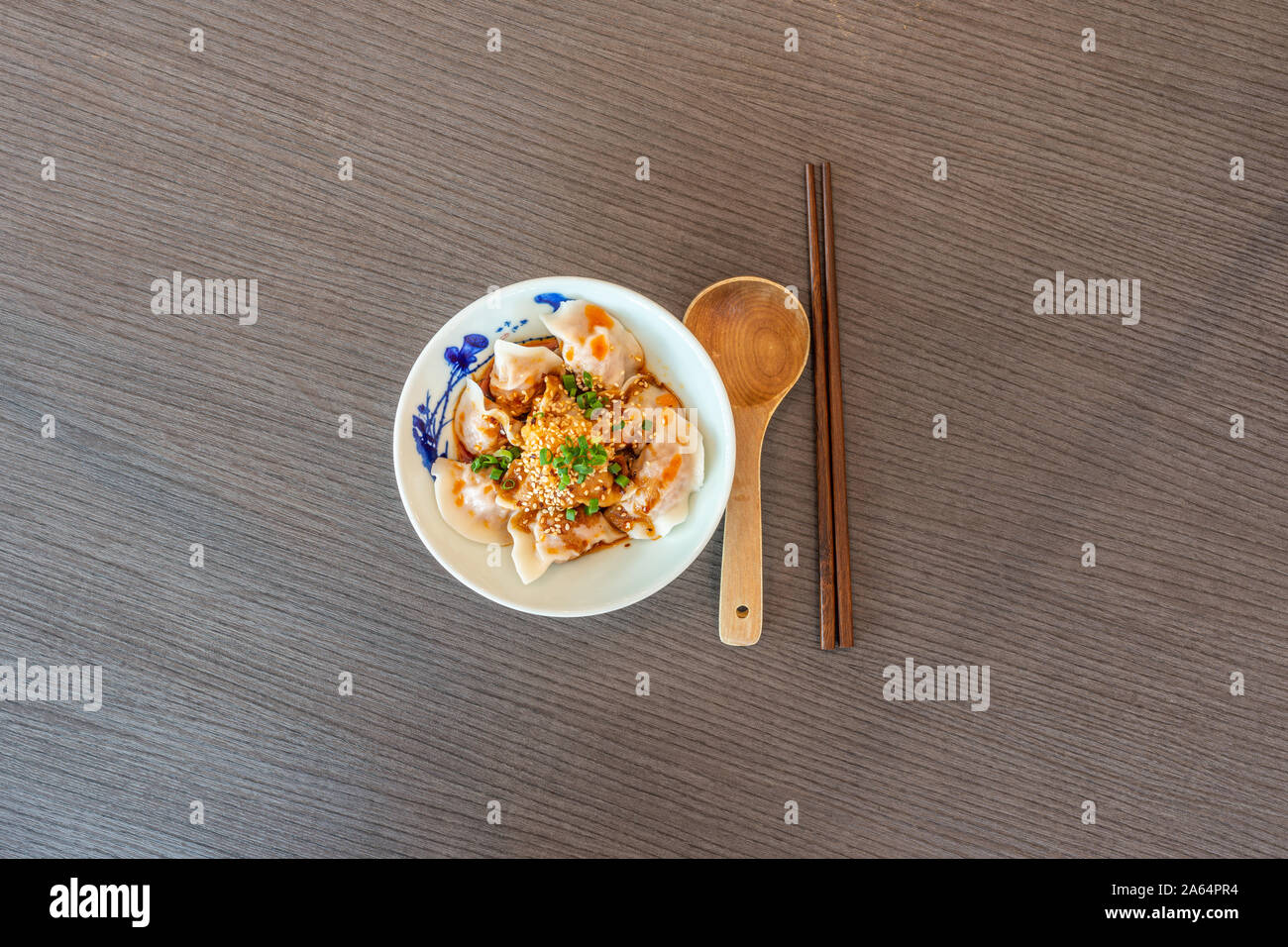 Gnocchi cinesi in Spicy Red di olio aromatizzato al peperoncino. Asia cinese di Chengdu Sichuan cibi tradizionali. Piatto cibo laici fotografia. Foto Stock