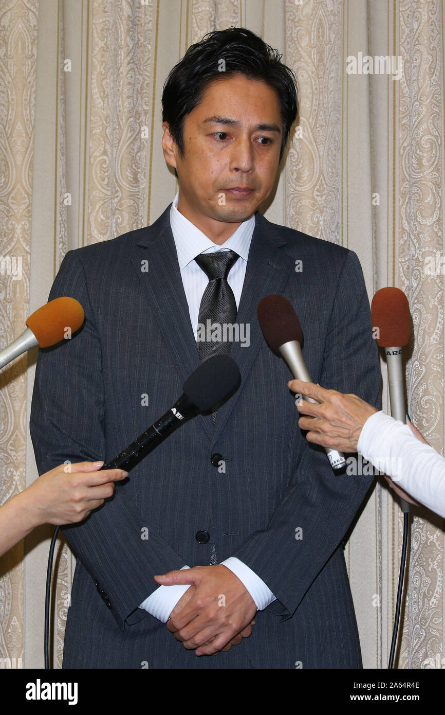 Comico giapponese Yoshimi Tokui partecipa a una conferenza stampa circa la sua società di reddito sommerso di Osaka in Giappone il 23 ottobre 2019. Credito: AFLO/Alamy Live News Foto Stock