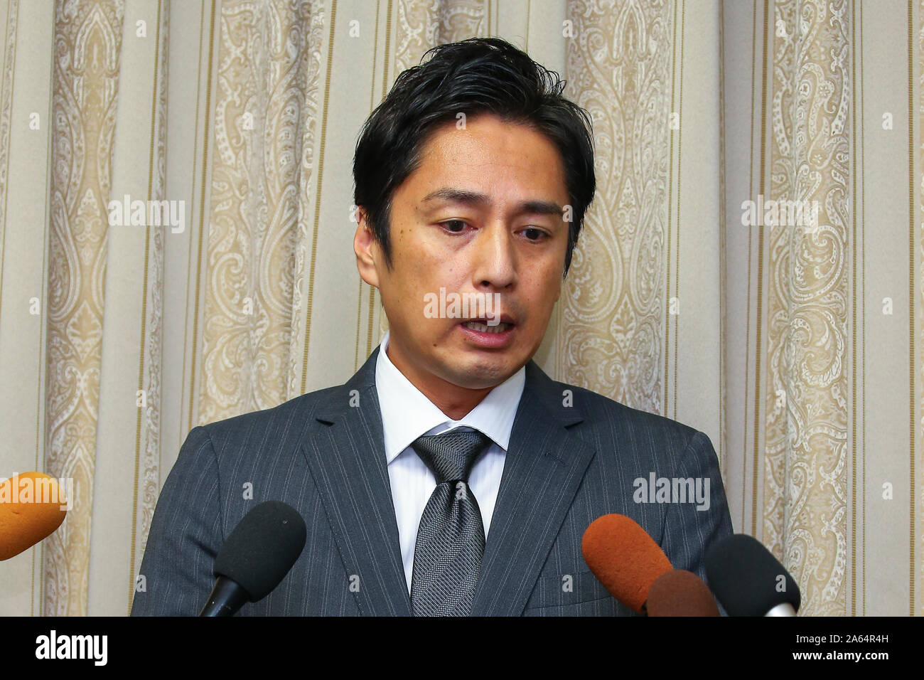 Comico giapponese Yoshimi Tokui partecipa a una conferenza stampa circa la sua società di reddito sommerso di Osaka in Giappone il 23 ottobre 2019. Credito: AFLO/Alamy Live News Foto Stock