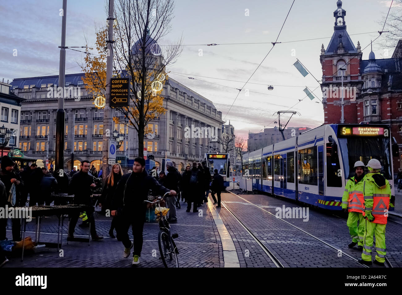 Amsterdam City Square,vita di traffico,persone turisti e pubblico di trasporti tram Foto Stock