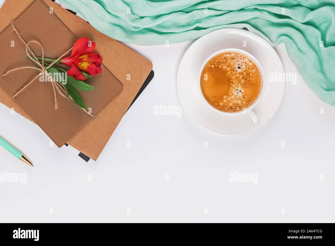 Elegante appartamento femine lay con menta sciarpa colorata, caffè e buste Foto Stock