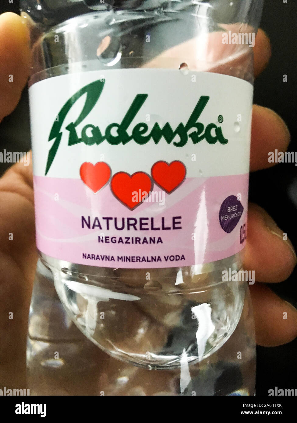 Bottiglia di minerale Radenska acqua, Ljubljana, Slovenia Foto stock - Alamy