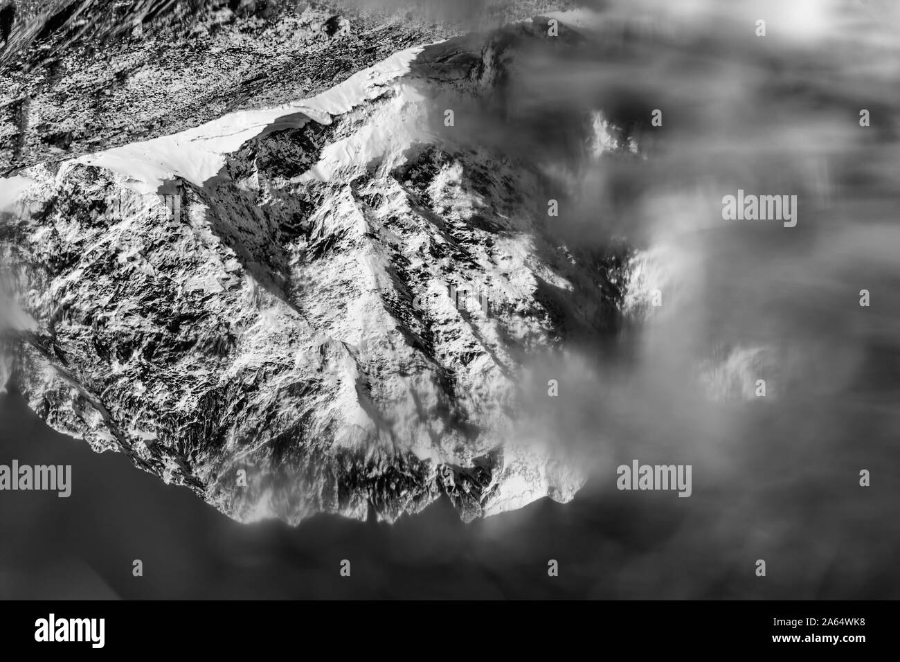 Riflessioni in un lago ghiacciato, Alpi Foto Stock