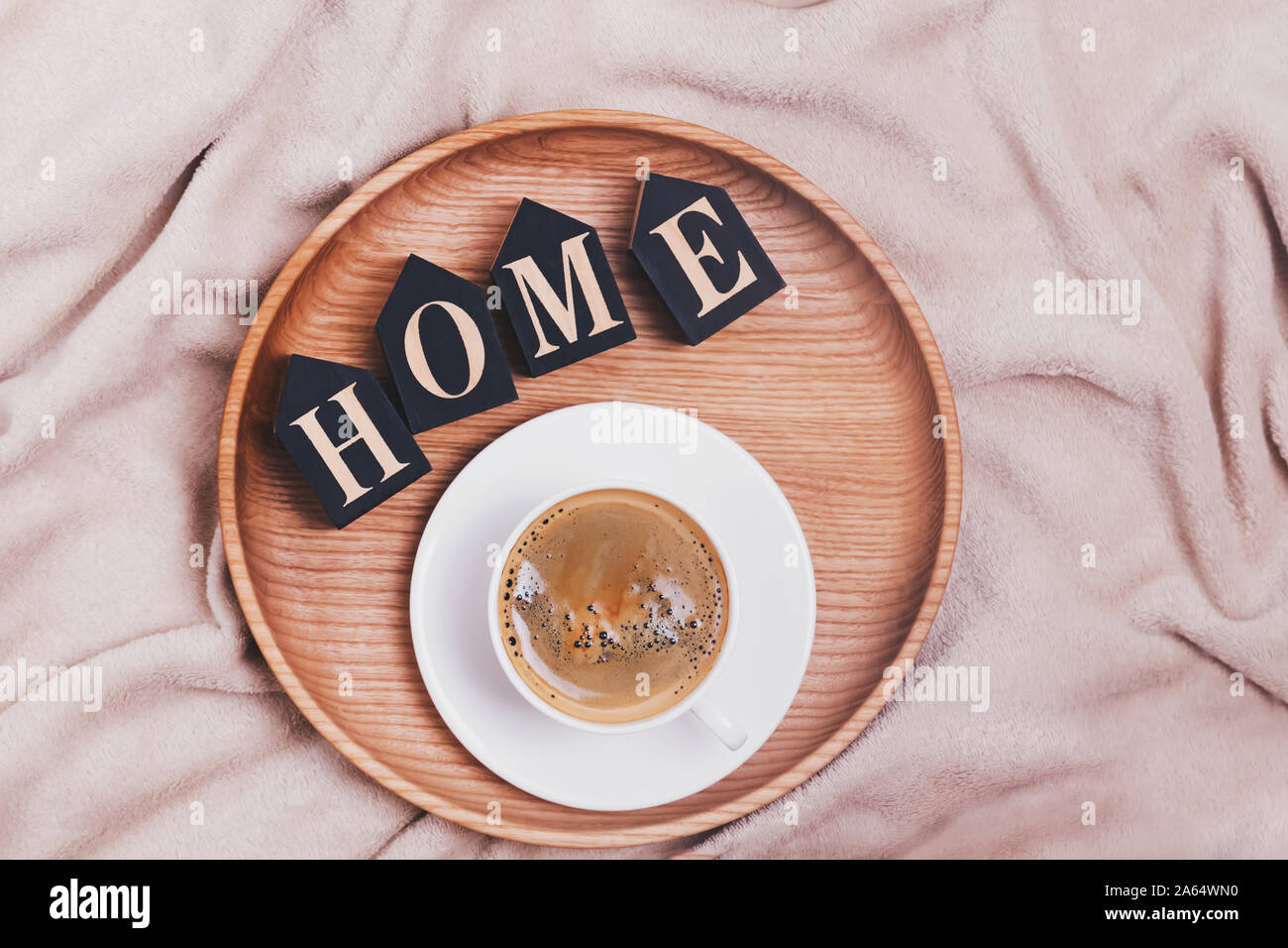 Caffè e lettere in legno arannged in parola casa giacente sul vassoio in legno Foto Stock