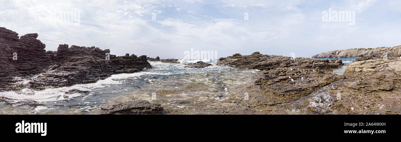 Immerso nel deserto tra le rocce scolpite dal vento e agitato mare blu con un'atmosfera surreale in questo enorme panoramica a 180 gradi consente di visualizzare Foto Stock