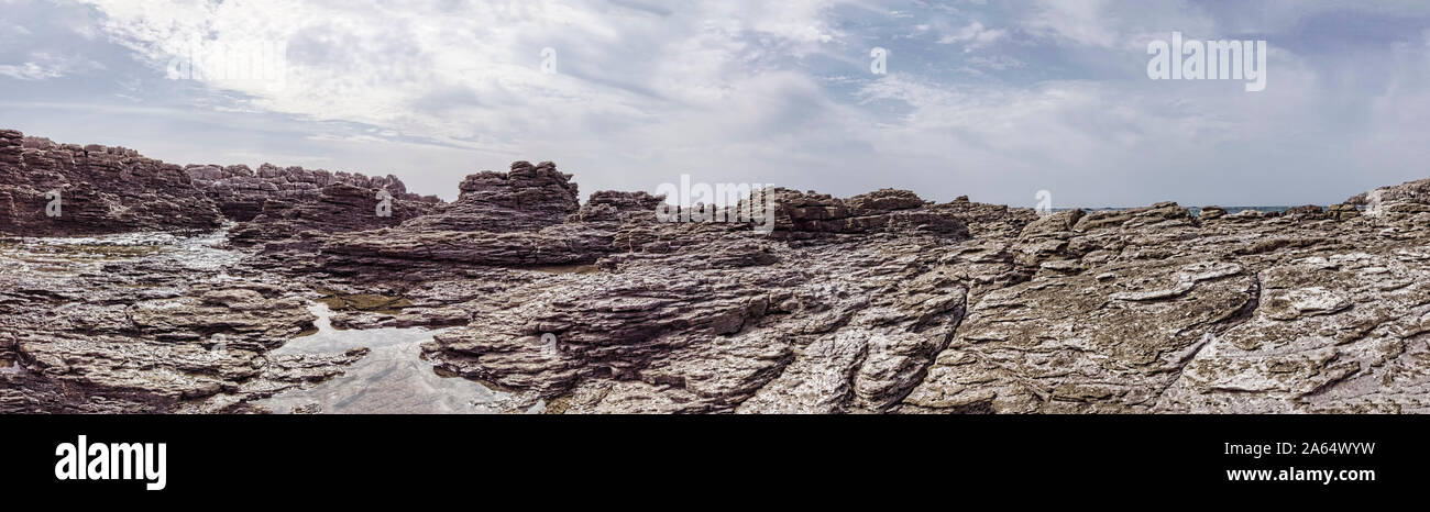 Vista panoramica 180 grado vista del deserto incontaminato con antiche rocce geologiche di formazione di strati scolpiti dal vento Foto Stock