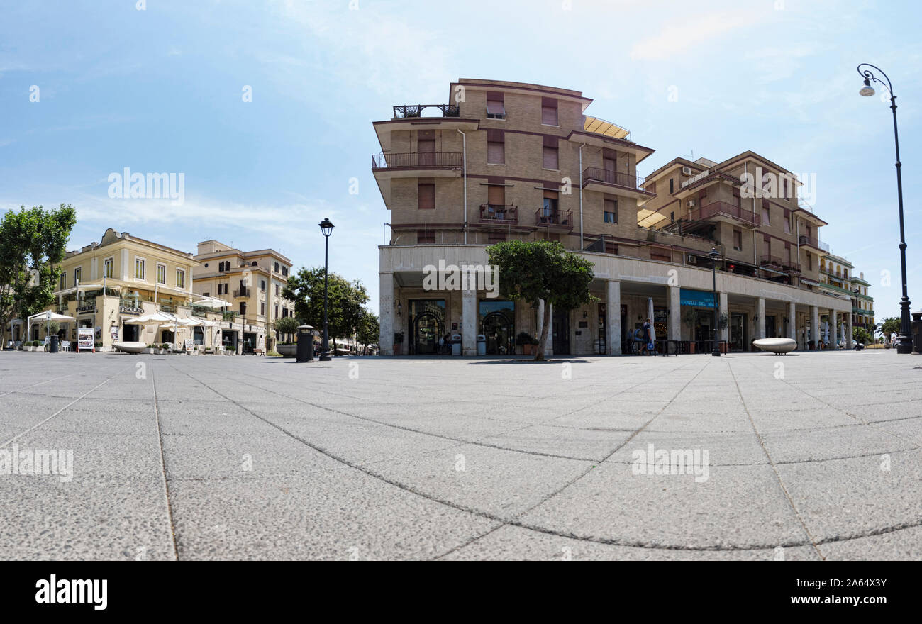 Ostia Lido roma, Italia - 19 Luglio 2019: panoramica coinvolgente street view di Anco Marzio square,con un bel art nouveau palazzi e commercial busi Foto Stock