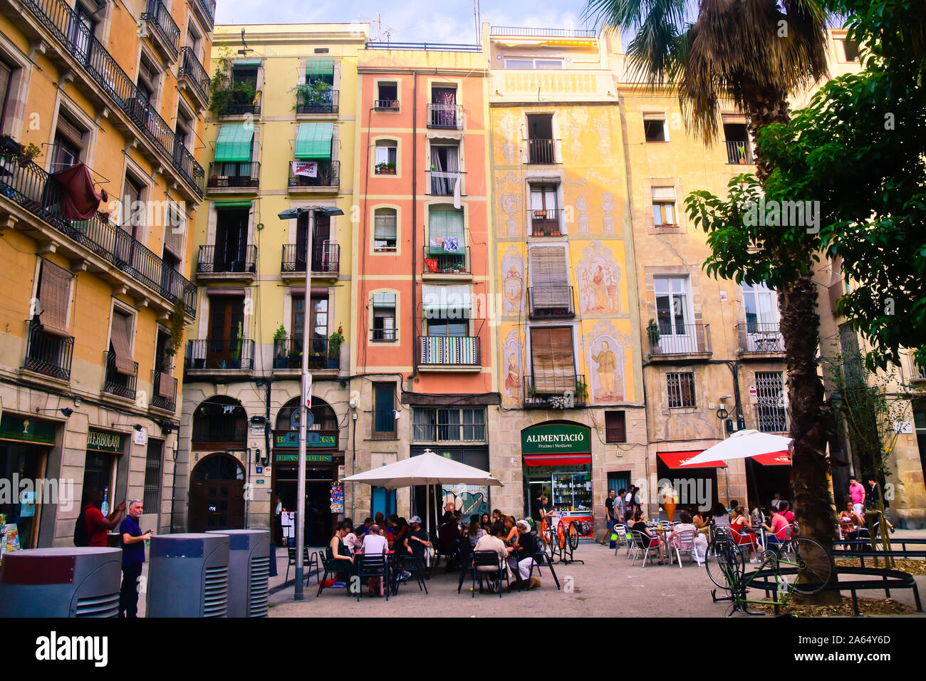 Terrazza e edifici di appartamenti. Plaça Jaume Sabartés, Ciutat Vella distretto, Barcellona, in Catalogna, Spagna Foto Stock