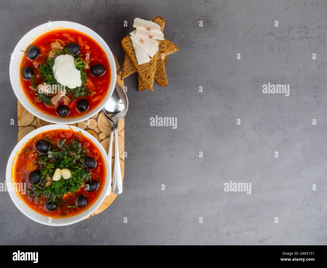 Tradizionale Russo Ucraino borscht con olive, aneto, aglio, lardo sul campo da bocce. Zuppa di barbabietole vista dall'alto. Ucraina tradizionale cucina alimentare. Copia spa Foto Stock