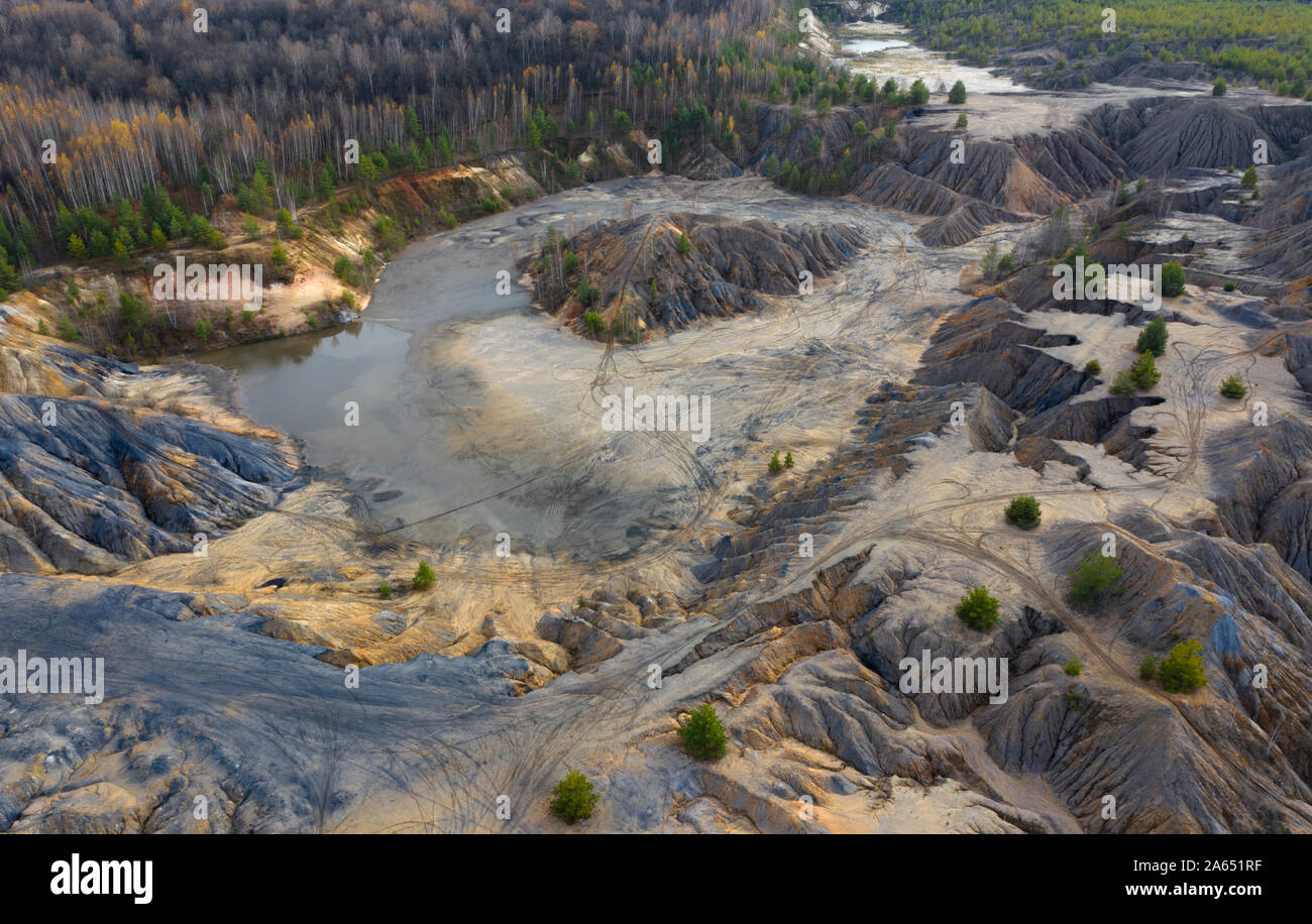 Vista aerea delle dune di sabbia e argilla in una cava abbandonata. Colline, canyon e dune di sabbia. Foto Stock