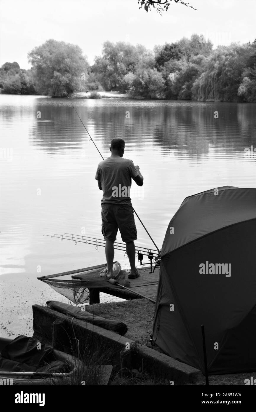 Pesca sul lago nel Berkshire, Regno Unito Foto Stock