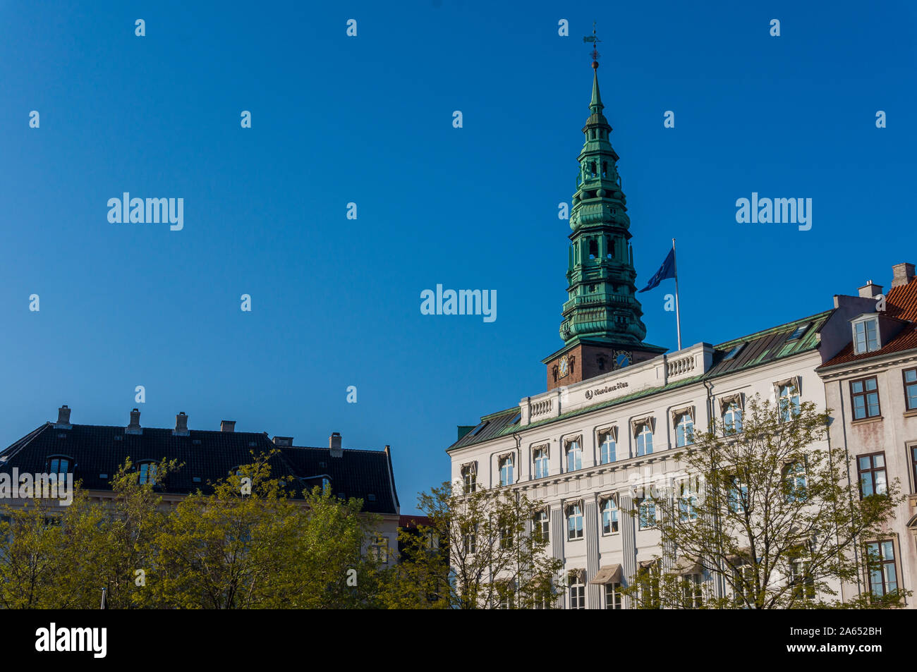 Hojbro Plads piazza con la statua equestre del vescovo Absalon e St Nikolaj chiesa a Copenaghen, Danimarca Foto Stock