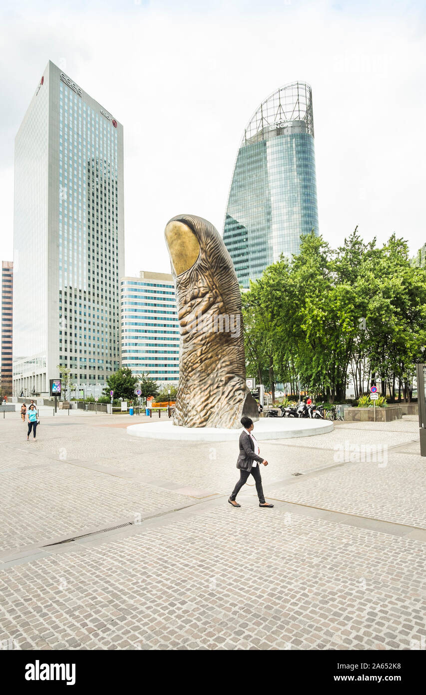 Scena di strada a La Defense con egee e engie torri e la scultura le pouce da cesar in background Foto Stock